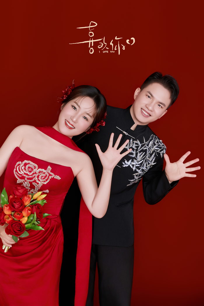 宦宝亮与袁媛媛红妆合影